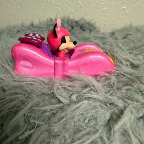 Disney Pink Minnie Mouse die cast Heart-Accent Ride-On Car - Picture 2 of 7